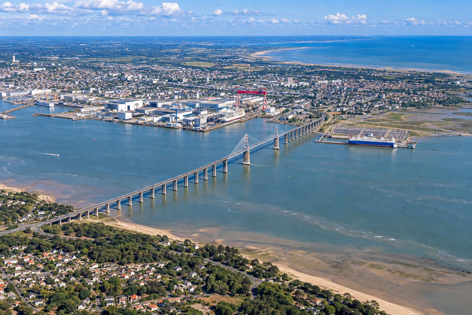 Vue du pont de Saint-Nazaire et de l’estuaire de la Loire en Loire-Atlantique
